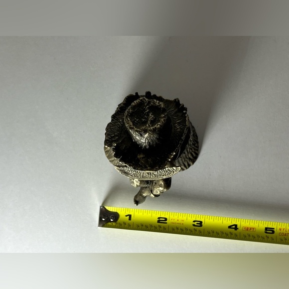 Adorable Bronze Figurine of Barefoot Boy Watermelon on a stump signed Schuber - Picture 10 of 10